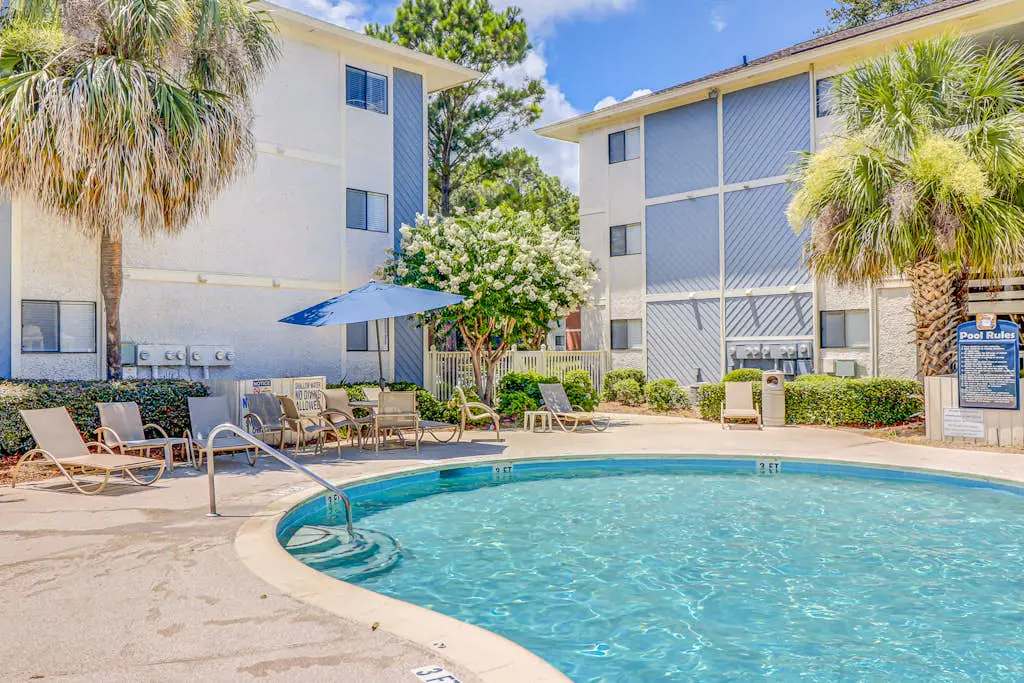 Coastal condo with balcony, washer/dryer, heated pool, hot tub, & tennis courts