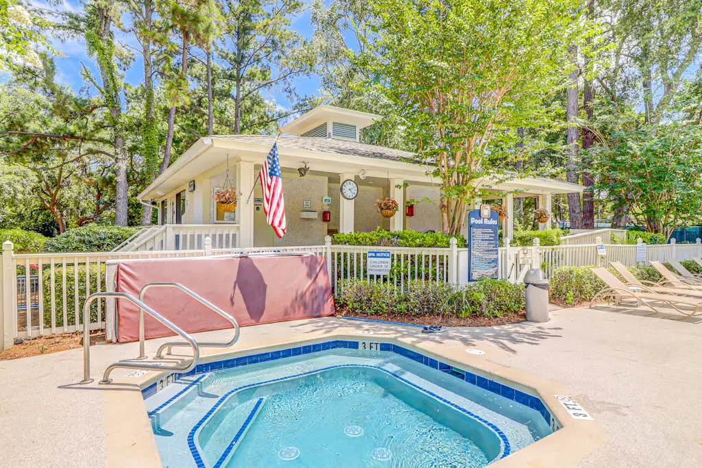 Coastal condo with balcony, washer/dryer, heated pool, hot tub, & tennis courts