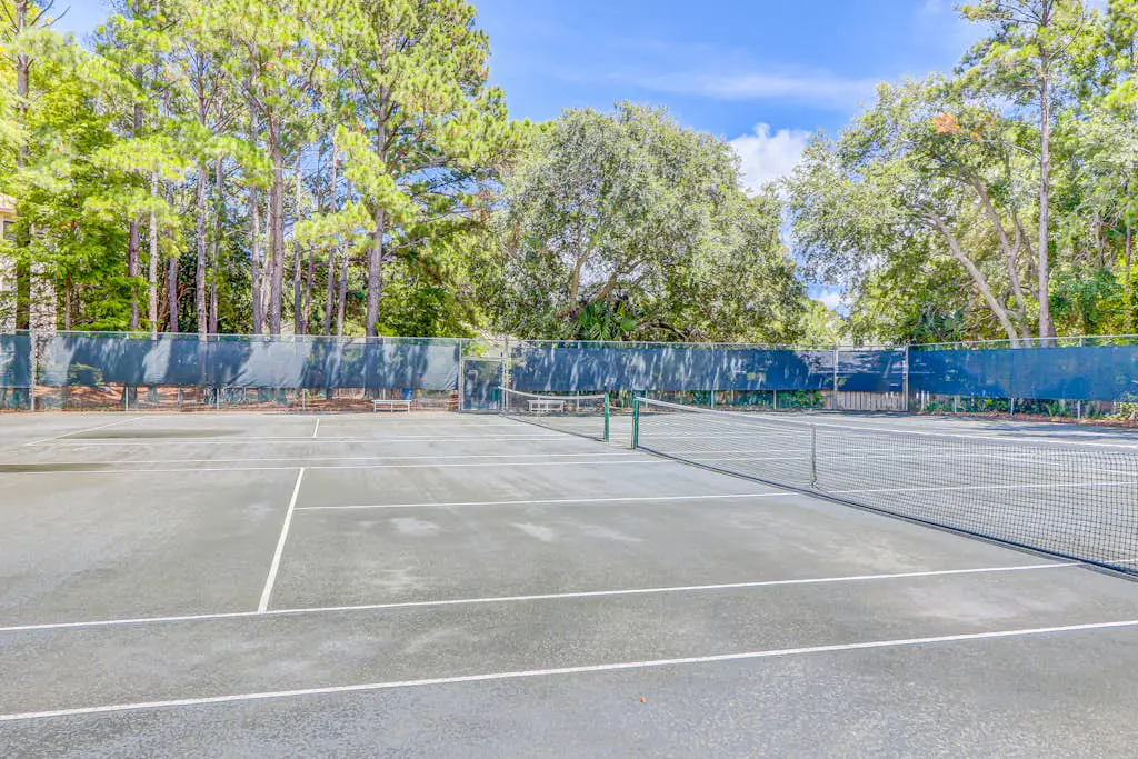 Coastal condo with balcony, washer/dryer, heated pool, hot tub, & tennis courts