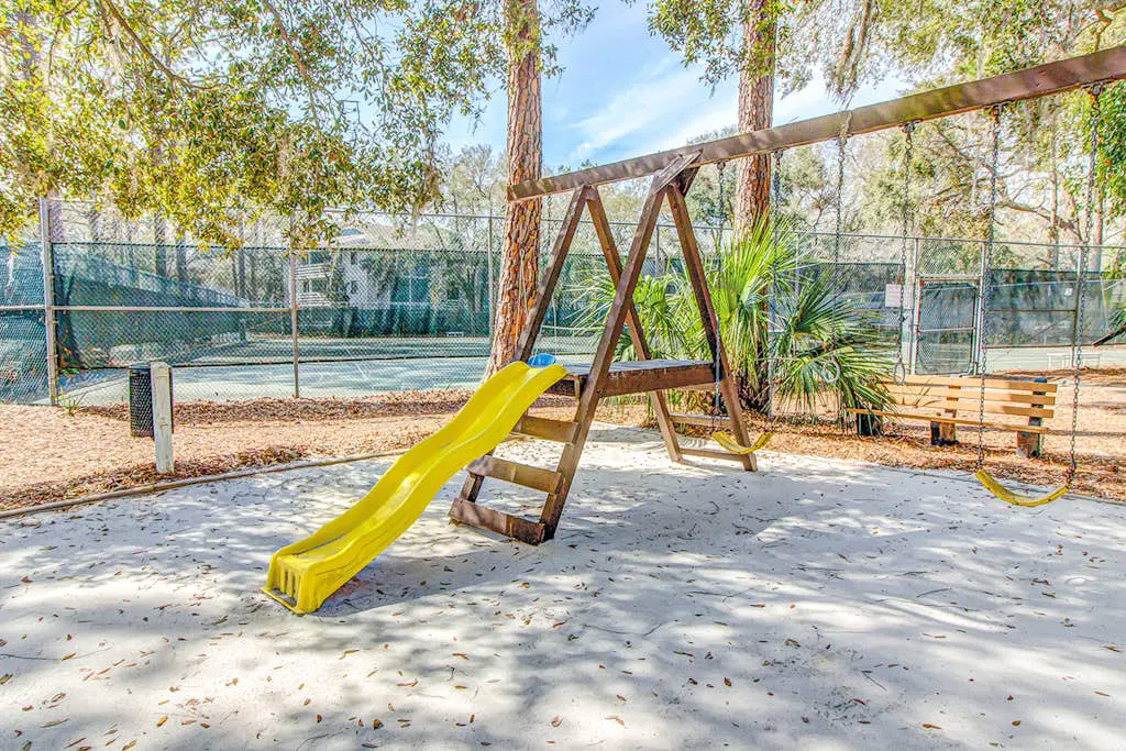 Coastal condo with balcony, washer/dryer, heated pool, hot tub, & tennis courts