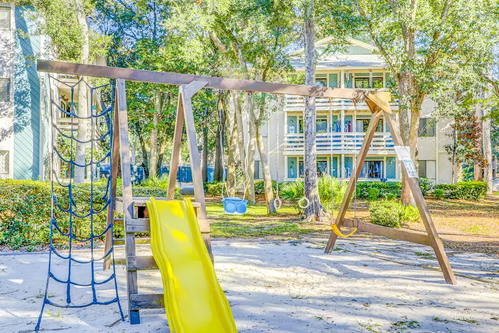 Coastal condo with balcony, washer/dryer, heated pool, hot tub, & tennis courts