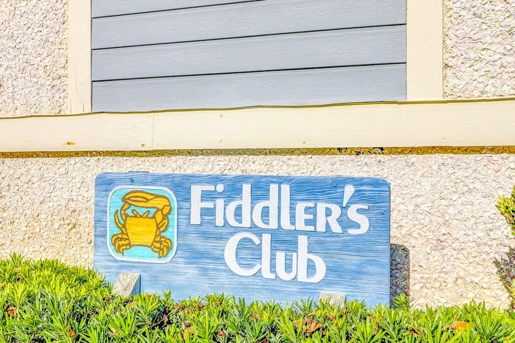 Coastal condo with balcony, washer/dryer, heated pool, hot tub, & tennis courts