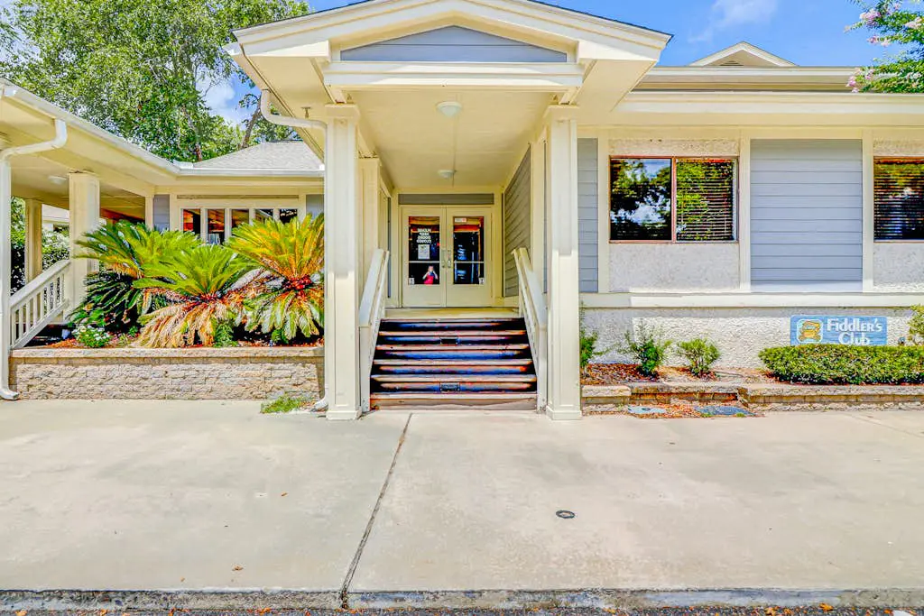 Coastal condo with balcony, washer/dryer, heated pool, hot tub, & tennis courts