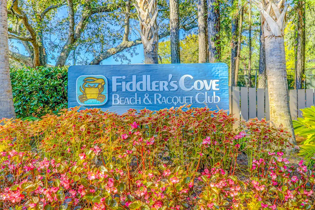 Coastal condo with balcony, washer/dryer, heated pool, hot tub, & tennis courts