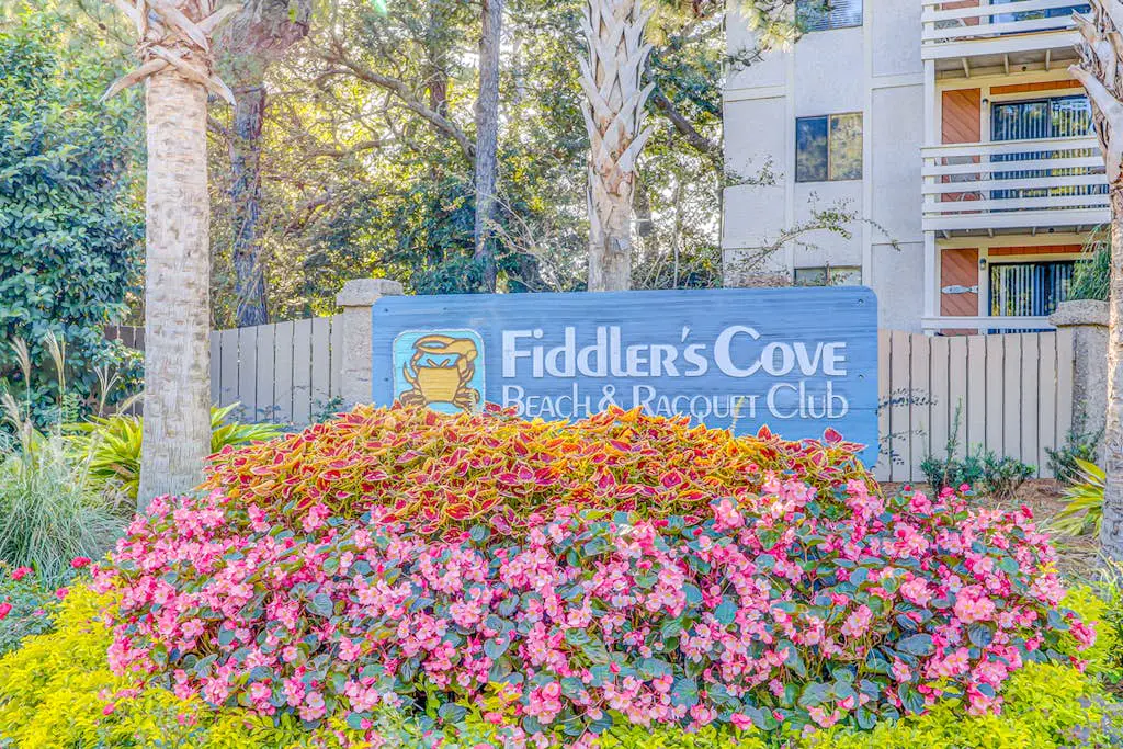 Coastal condo with balcony, washer/dryer, heated pool, hot tub, & tennis courts