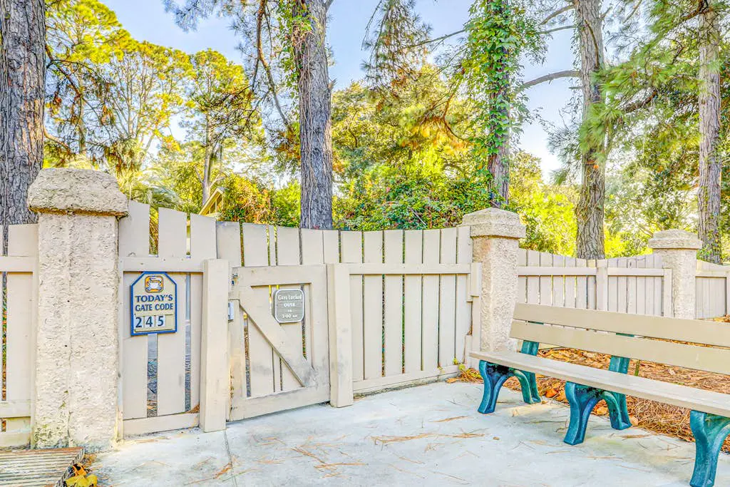 Coastal condo with balcony, washer/dryer, heated pool, hot tub, & tennis courts