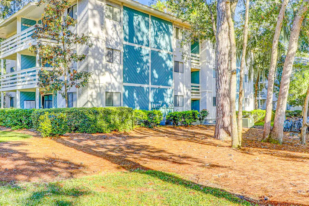 Coastal condo with balcony, washer/dryer, heated pool, hot tub, & tennis courts