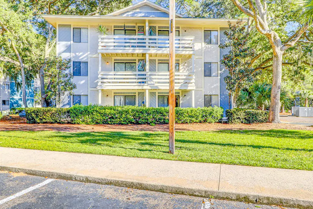 Coastal condo with balcony, washer/dryer, heated pool, hot tub, & tennis courts