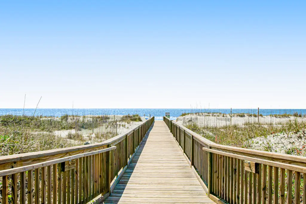 Coastal condo with balcony, washer/dryer, heated pool, hot tub, & tennis courts