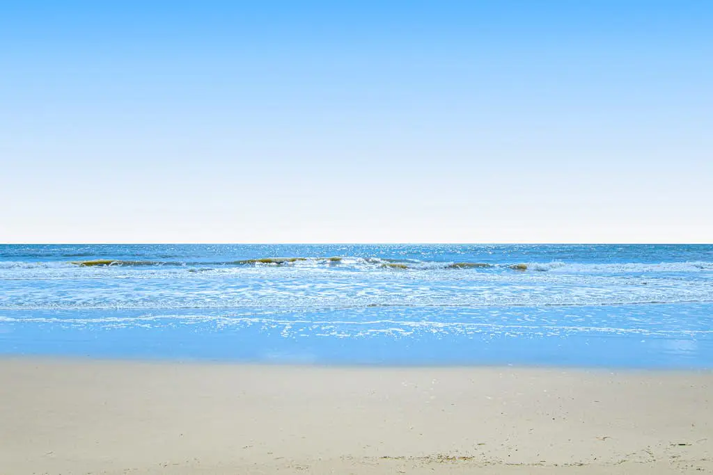 Coastal condo with balcony, washer/dryer, heated pool, hot tub, & tennis courts