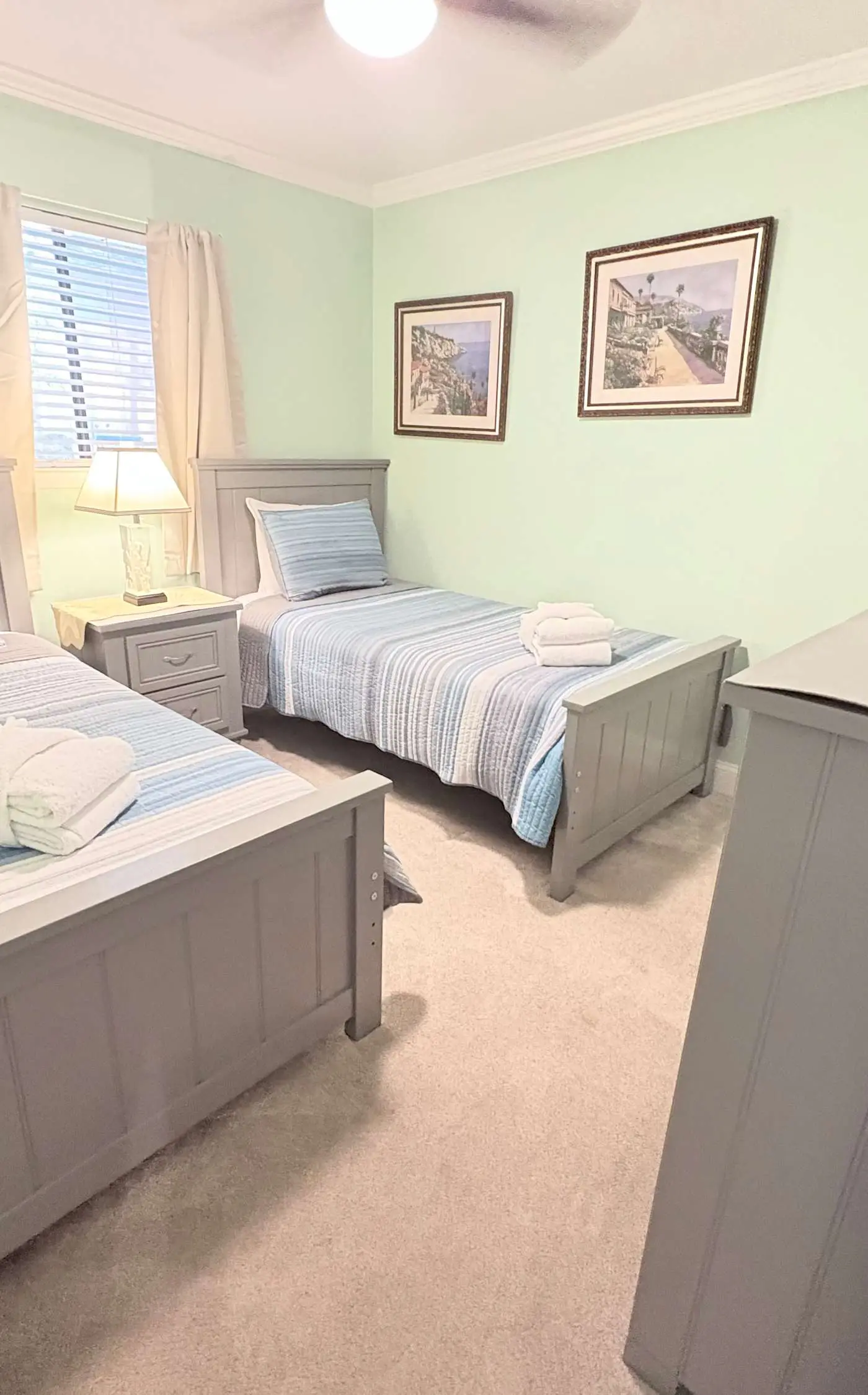 Coastal condo with balcony, washer/dryer, heated pool, hot tub, & tennis courts