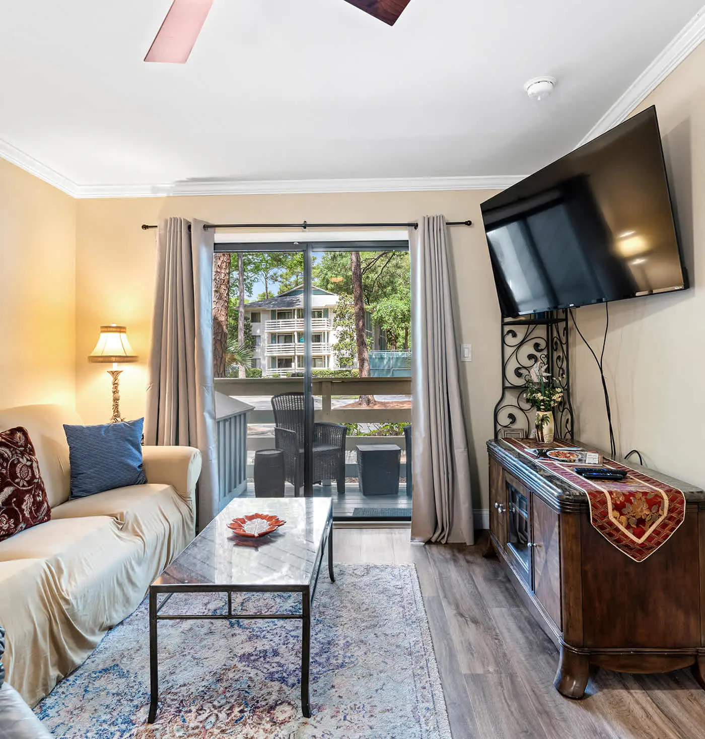 Coastal condo with balcony, washer/dryer, heated pool, hot tub, & tennis courts