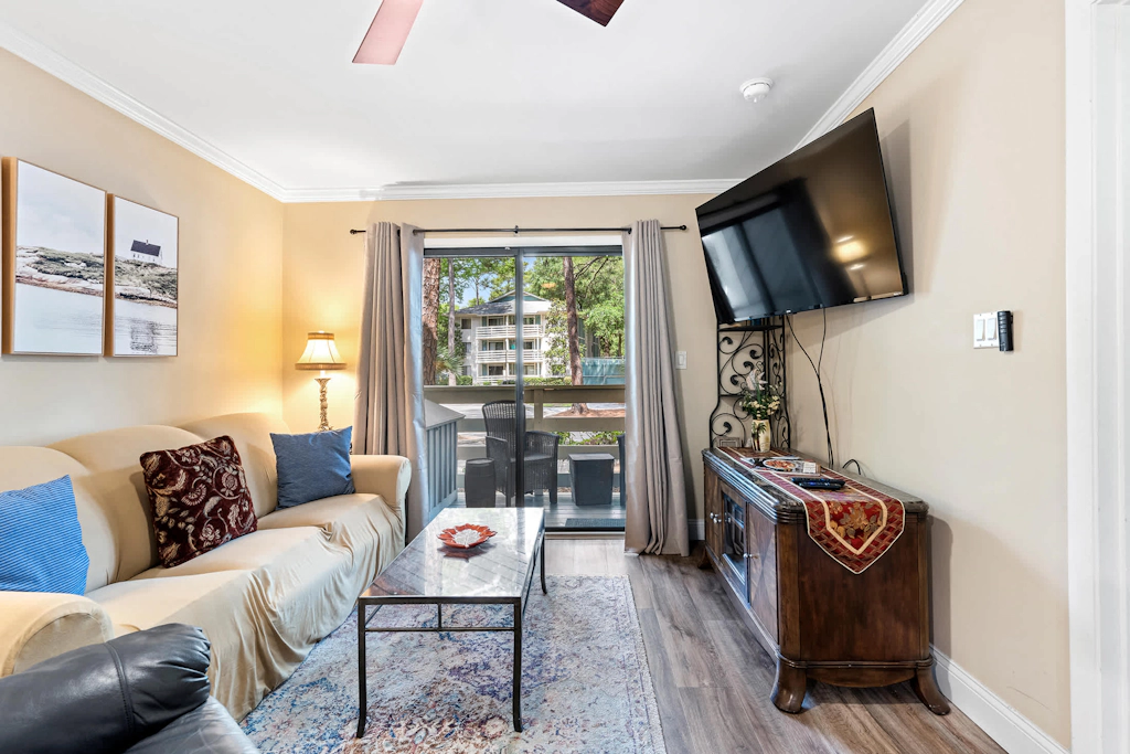 Coastal condo with balcony, washer dryer, heated pool, hot tub, & tennis courts