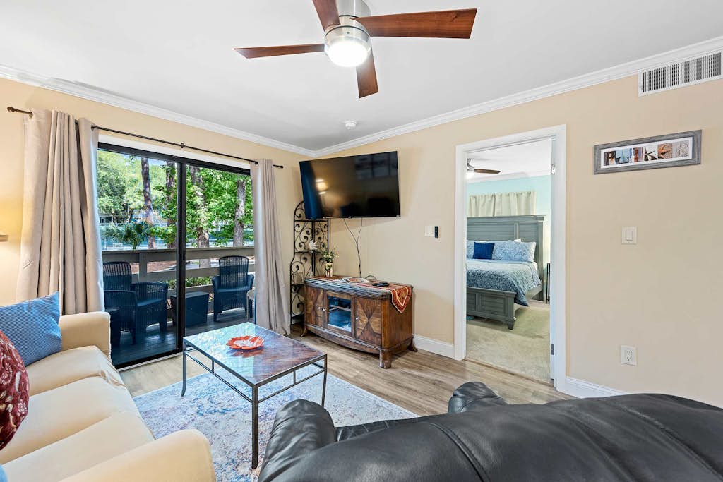 Coastal condo with balcony, washer/dryer, heated pool, hot tub, & tennis courts