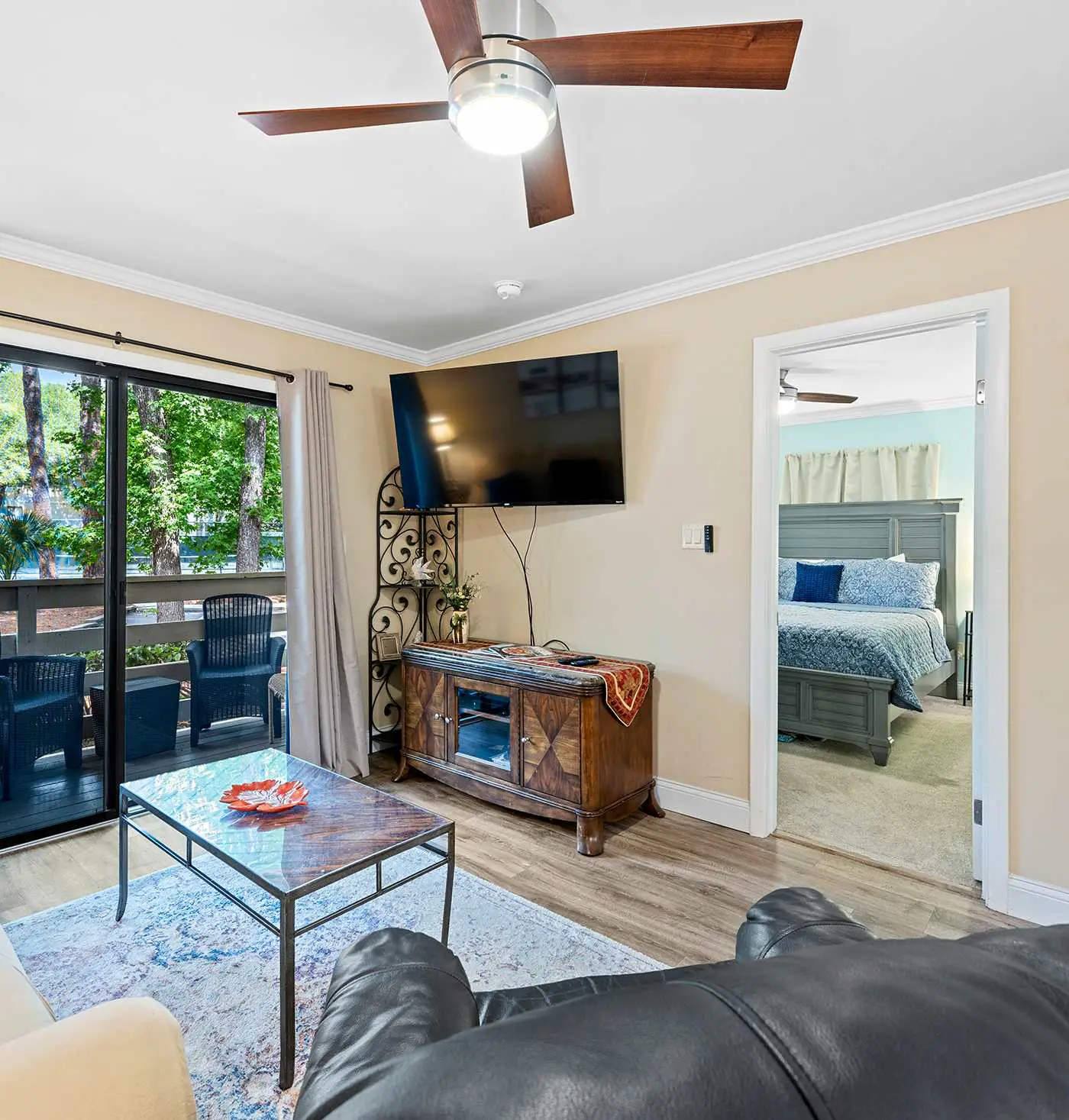 Coastal condo with balcony, washer/dryer, heated pool, hot tub, & tennis courts