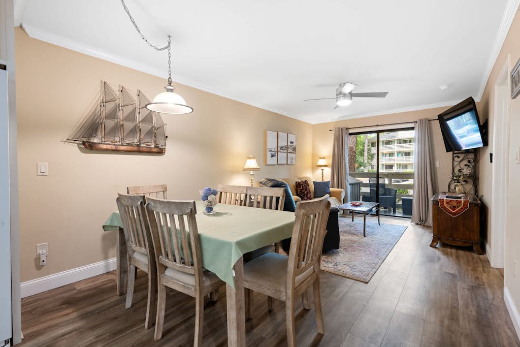 Coastal condo with balcony, washer/dryer, heated pool, hot tub, & tennis courts