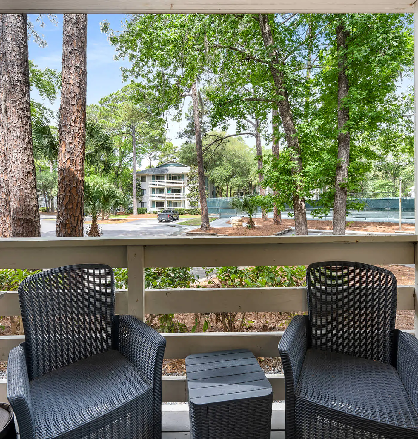 Coastal condo with balcony, washer/dryer, heated pool, hot tub, & tennis courts