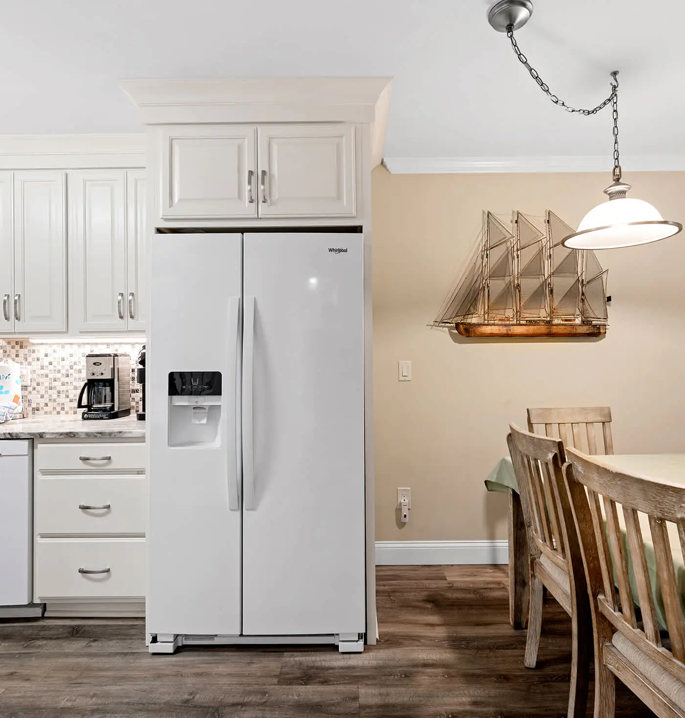 Coastal condo with balcony, washer/dryer, heated pool, hot tub, & tennis courts