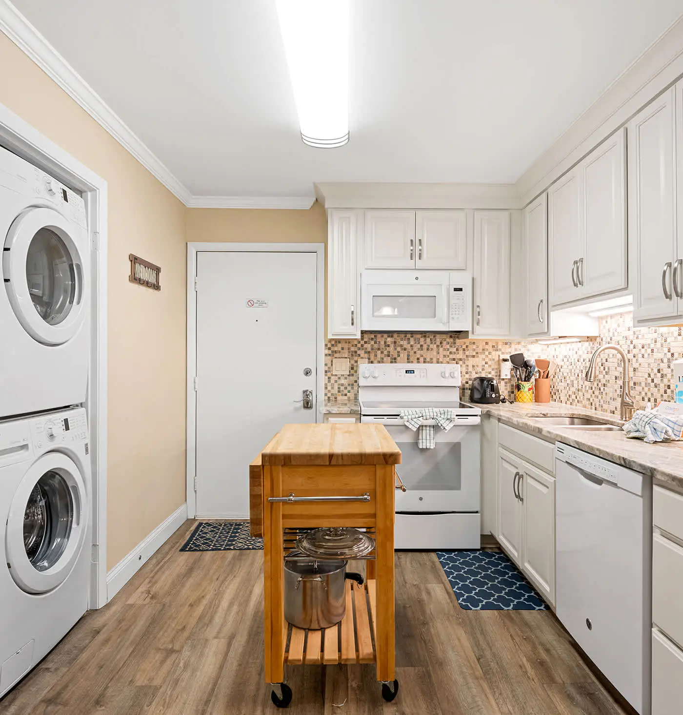 Coastal condo with balcony, washer/dryer, heated pool, hot tub, & tennis courts