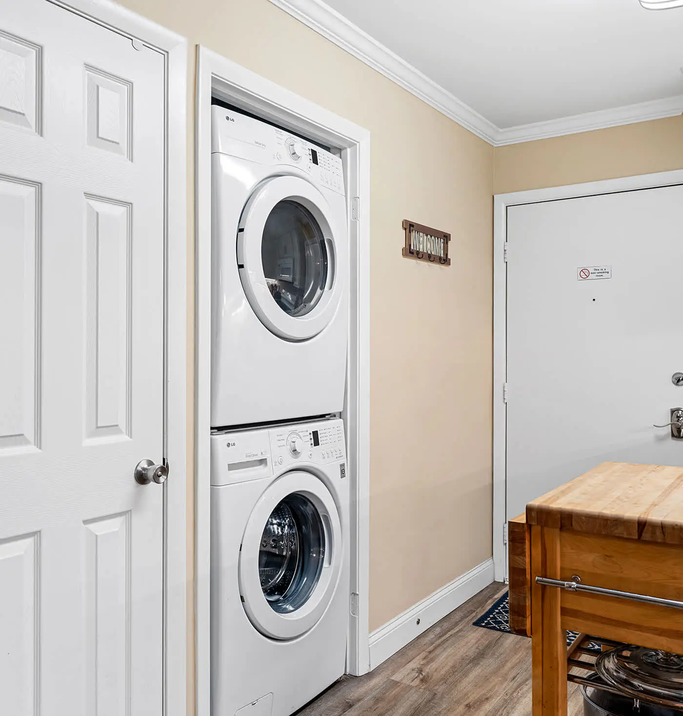 Coastal condo with balcony, washer/dryer, heated pool, hot tub, & tennis courts