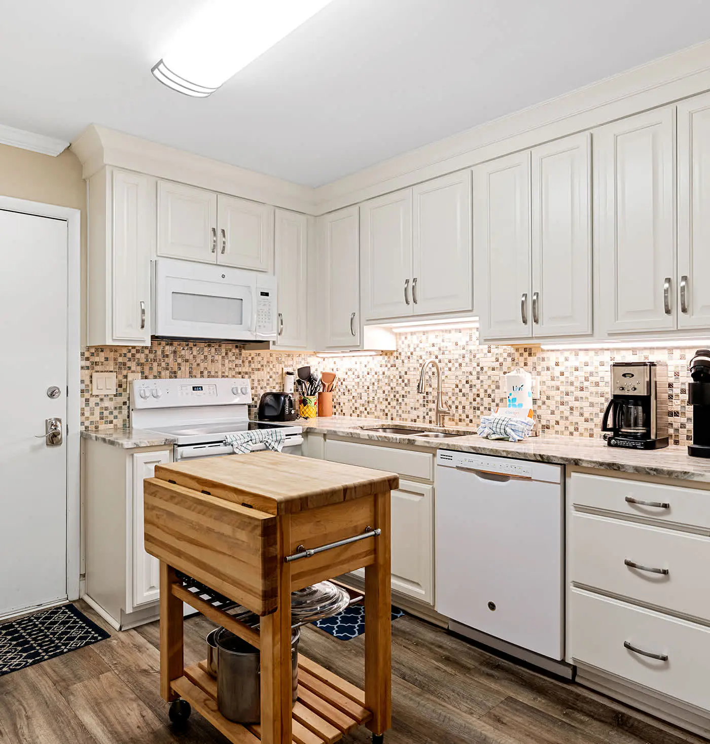Coastal condo with balcony, washer/dryer, heated pool, hot tub, & tennis courts