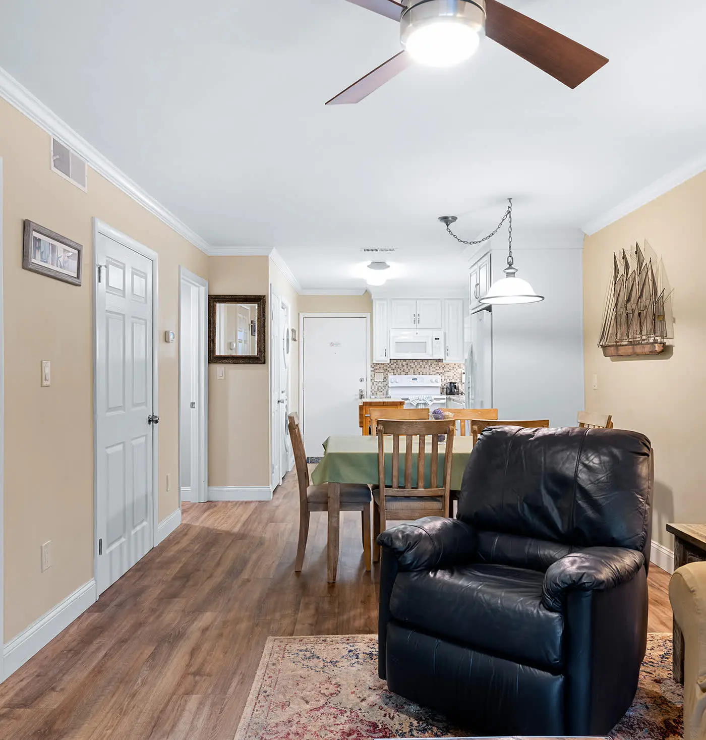 Coastal condo with balcony, washer/dryer, heated pool, hot tub, & tennis courts