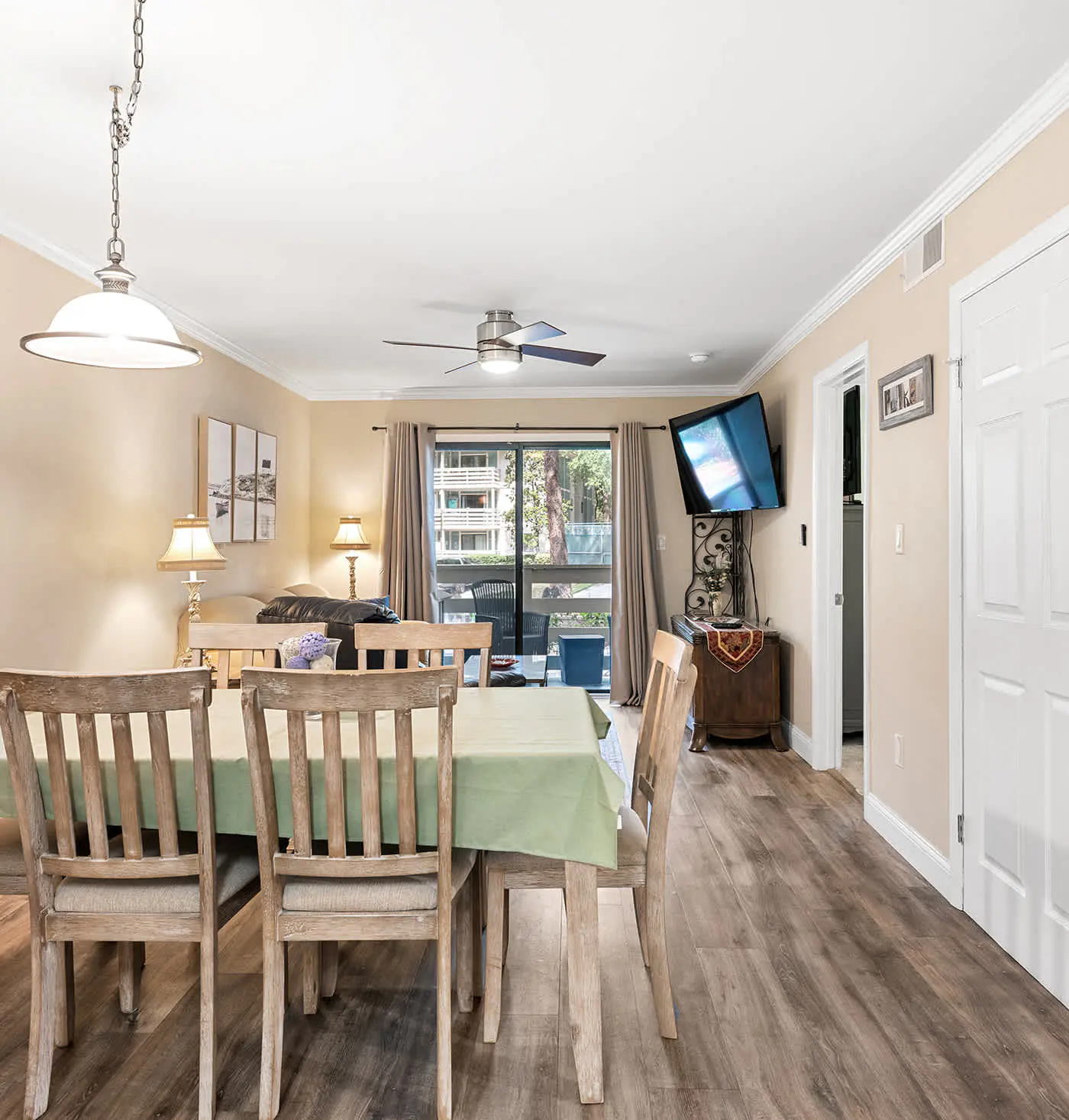 Coastal condo with balcony, washer/dryer, heated pool, hot tub, & tennis courts