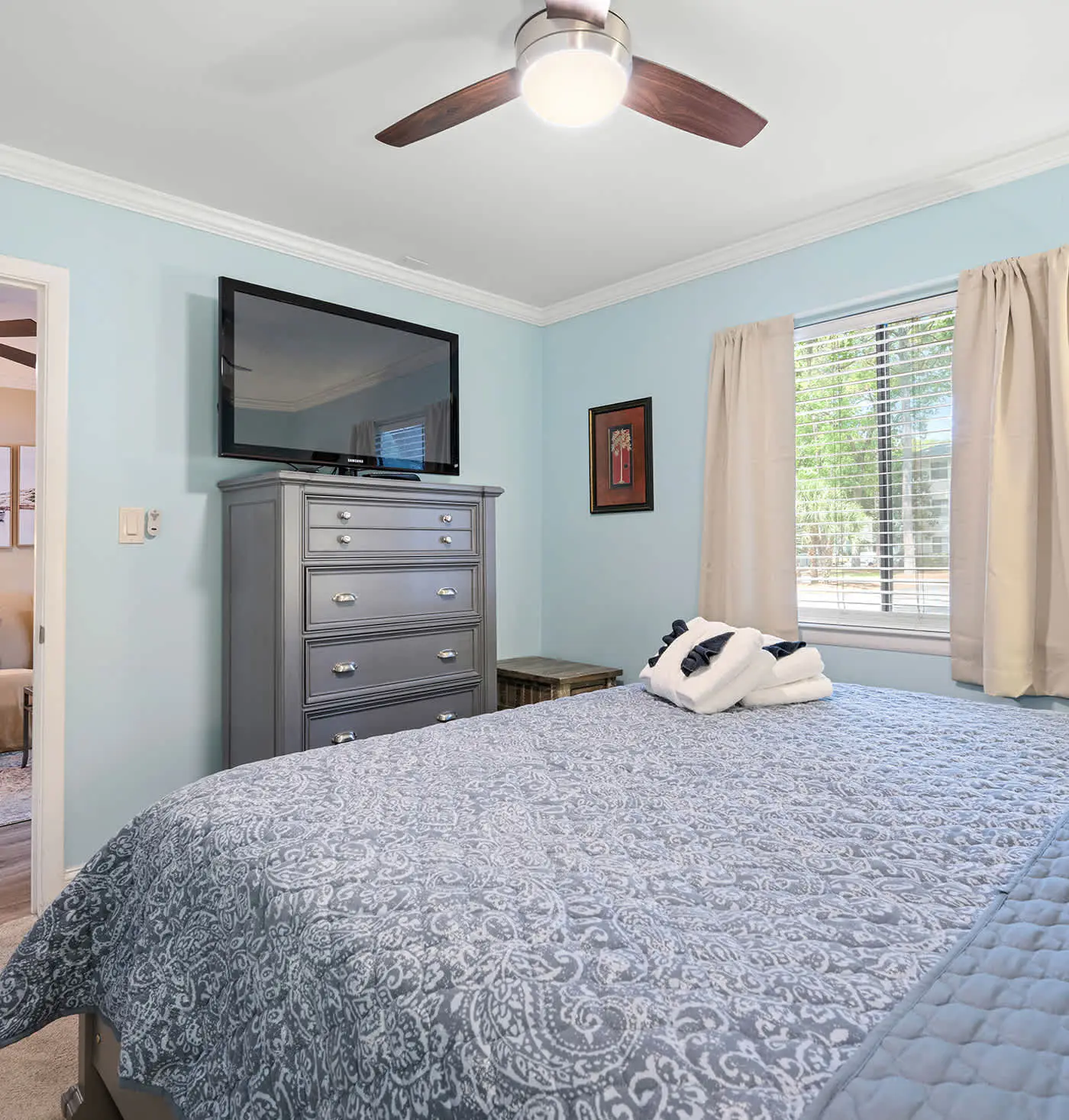 Coastal condo with balcony, washer/dryer, heated pool, hot tub, & tennis courts