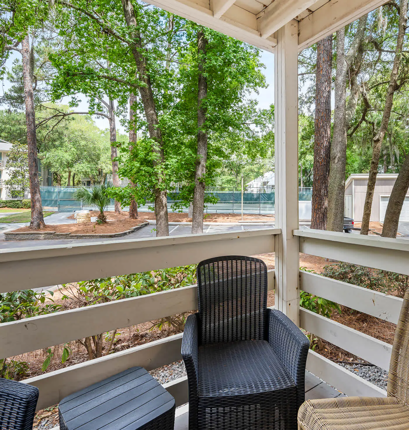 Coastal condo with balcony, washer/dryer, heated pool, hot tub, & tennis courts
