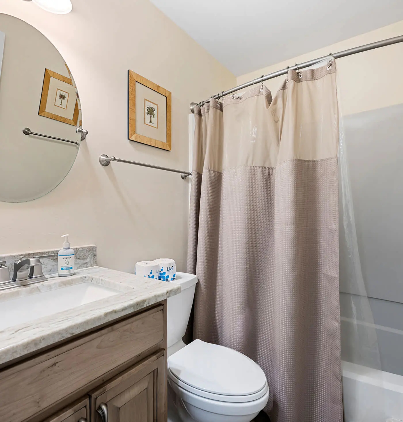 Coastal condo with balcony, washer/dryer, heated pool, hot tub, & tennis courts