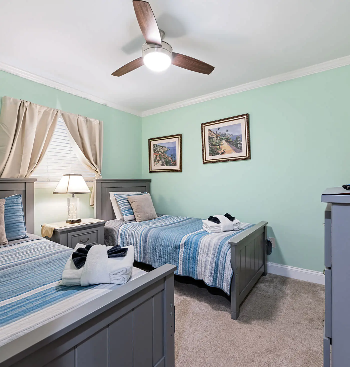 Coastal condo with balcony, washer/dryer, heated pool, hot tub, & tennis courts