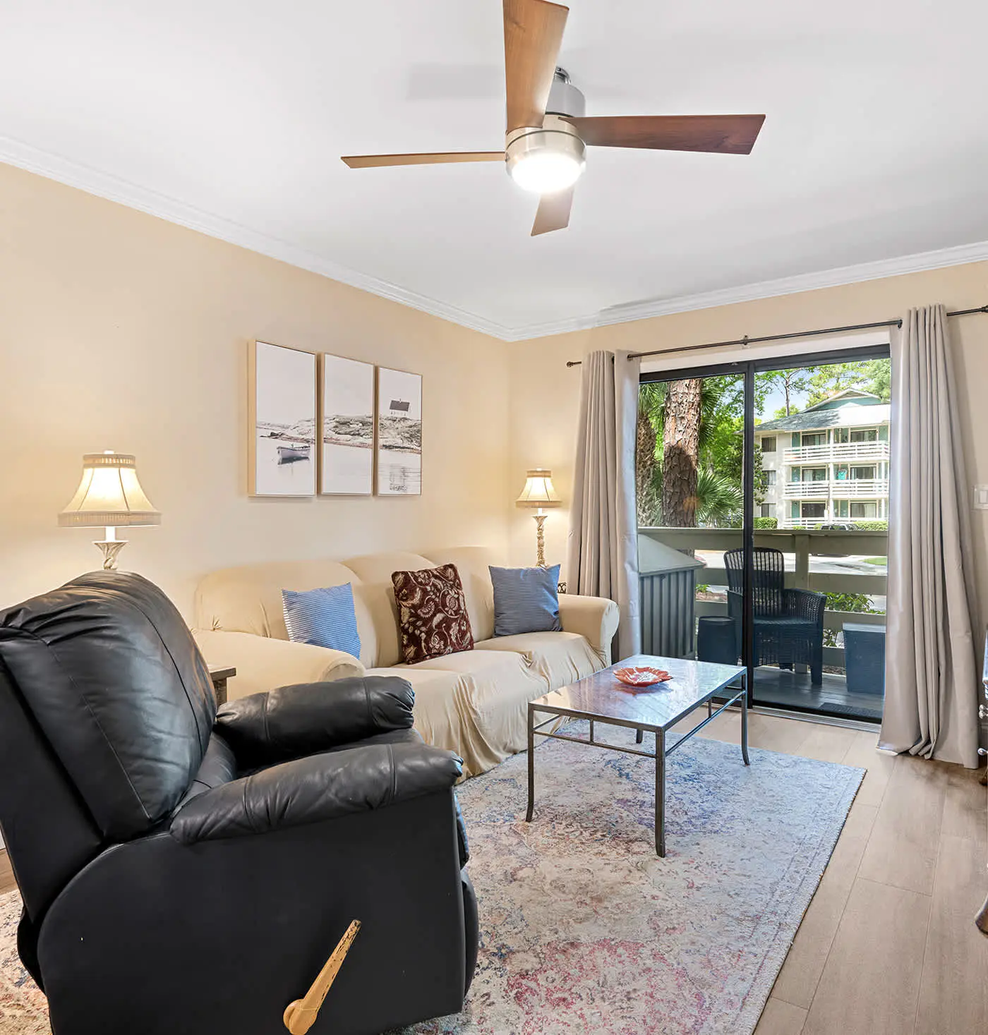 Coastal condo with balcony, washer/dryer, heated pool, hot tub, & tennis courts
