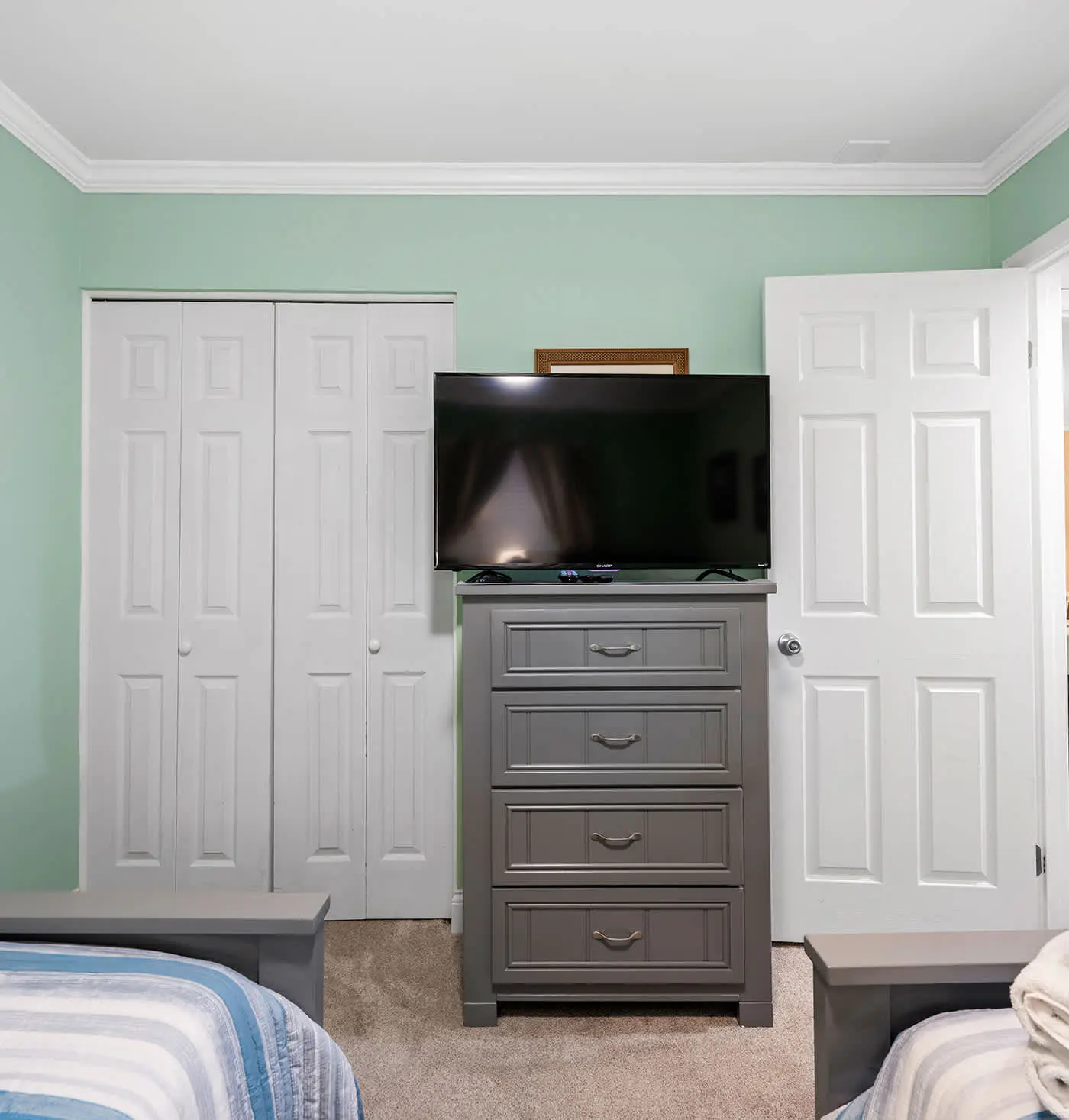 Coastal condo with balcony, washer/dryer, heated pool, hot tub, & tennis courts