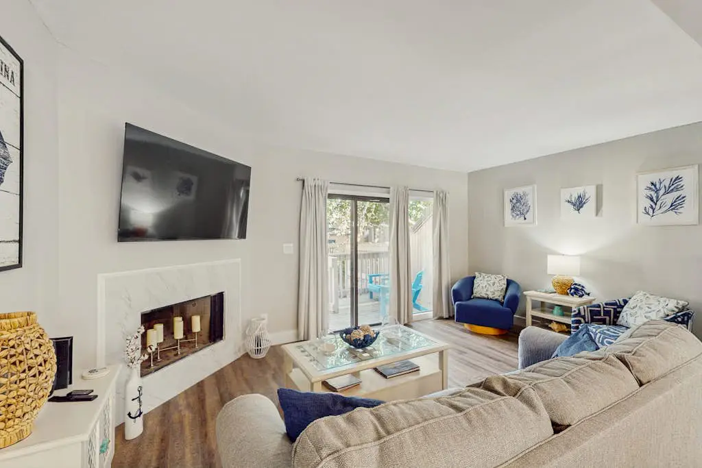     Modern Coastal Retreat | Walk to Beach | Pool & Tennis | Pet-Friendly