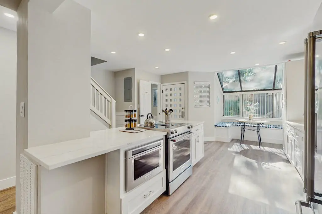     Modern Coastal Retreat | Walk to Beach | Pool & Tennis | Pet-Friendly