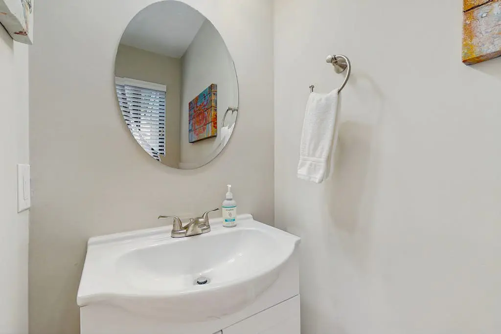     Modern Coastal Retreat | Walk to Beach | Pool & Tennis | Pet-Friendly