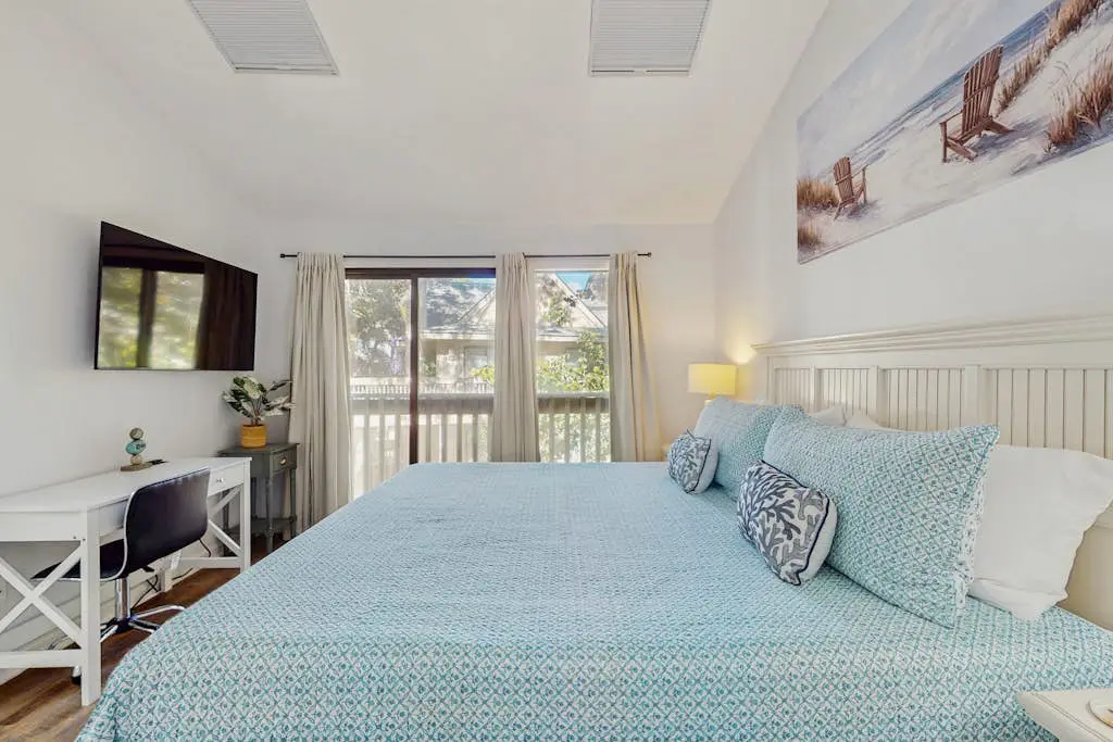    Modern Coastal Retreat | Walk to Beach | Pool & Tennis | Pet-Friendly