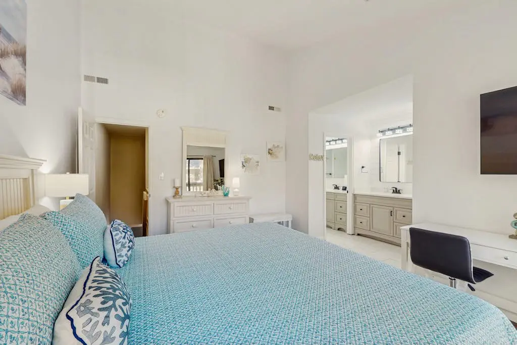     Modern Coastal Retreat | Walk to Beach | Pool & Tennis | Pet-Friendly