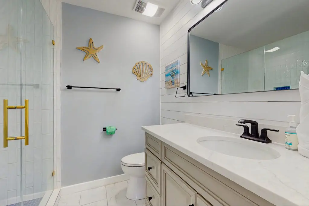    Modern Coastal Retreat | Walk to Beach | Pool & Tennis | Pet-Friendly