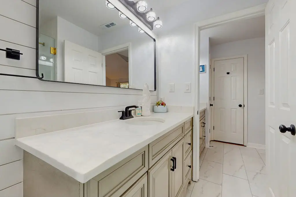    Modern Coastal Retreat | Walk to Beach | Pool & Tennis | Pet-Friendly