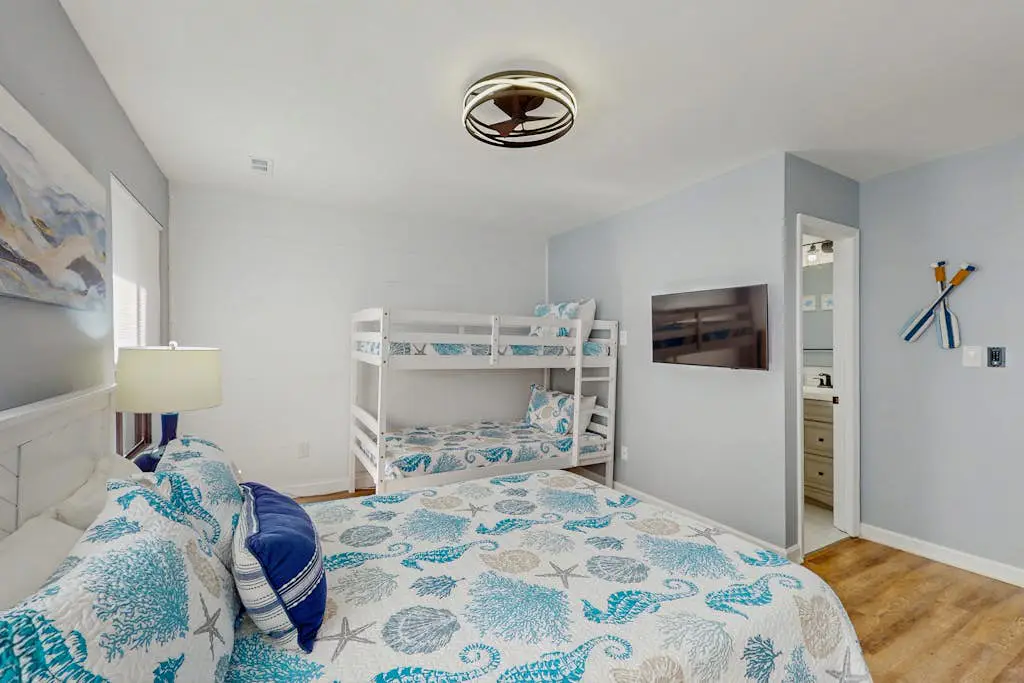     Modern Coastal Retreat | Walk to Beach | Pool & Tennis | Pet-Friendly
