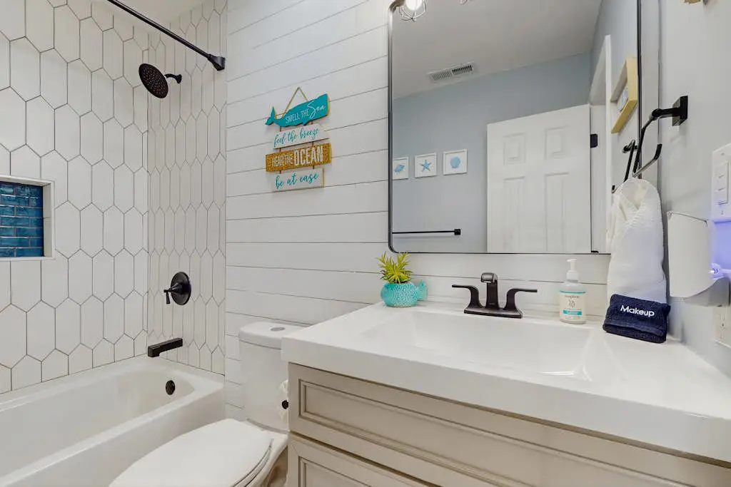     Modern Coastal Retreat | Walk to Beach | Pool & Tennis | Pet-Friendly