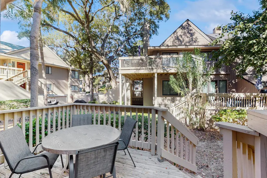     Modern Coastal Retreat | Walk to Beach | Pool & Tennis | Pet-Friendly