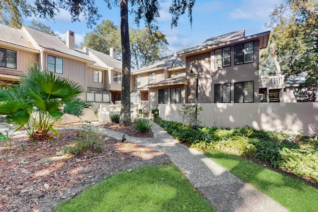     Modern Coastal Retreat | Walk to Beach | Pool & Tennis | Pet-Friendly