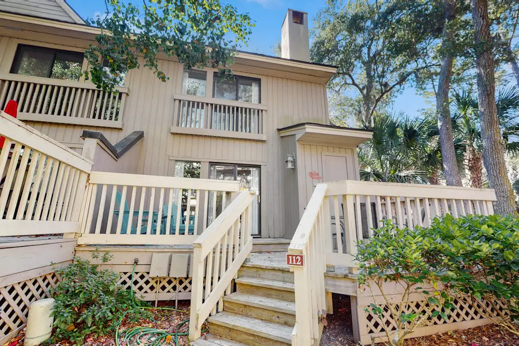     Modern Coastal Retreat | Walk to Beach | Pool & Tennis | Pet-Friendly