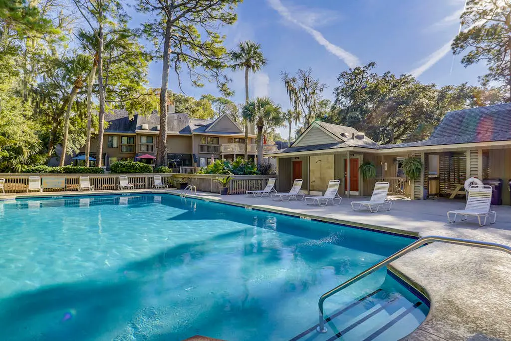     Modern Coastal Retreat | Walk to Beach | Pool & Tennis | Pet-Friendly
