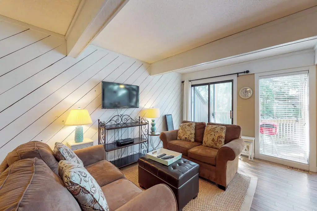 Dog-Friendly Townhouse with Shared Pool, Easy Beach Access, and Golf