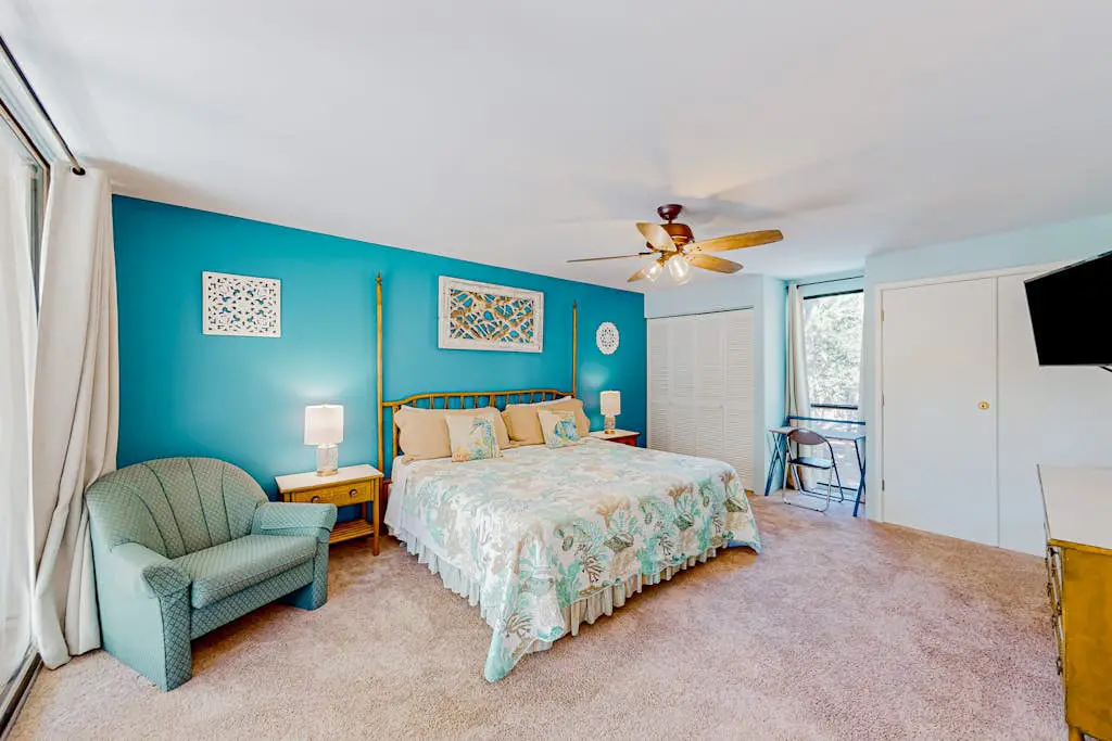 Beach access condo with deck, pool, washer/dryer, and AC - snowbird-friendly