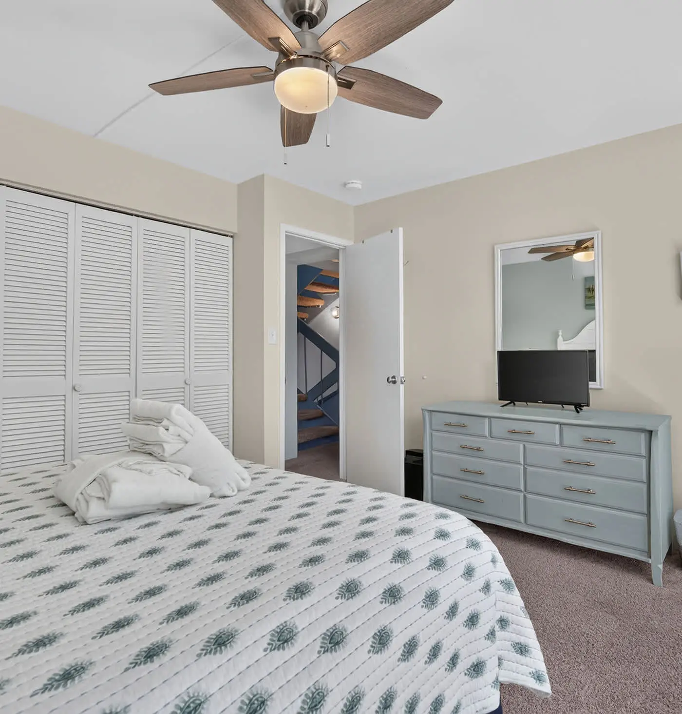Beach access condo with deck, pool, washer dryer, and AC - snowbird-friendly