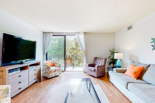 Dog-friendly coastal condo - water views, balcony, W/D, & AC